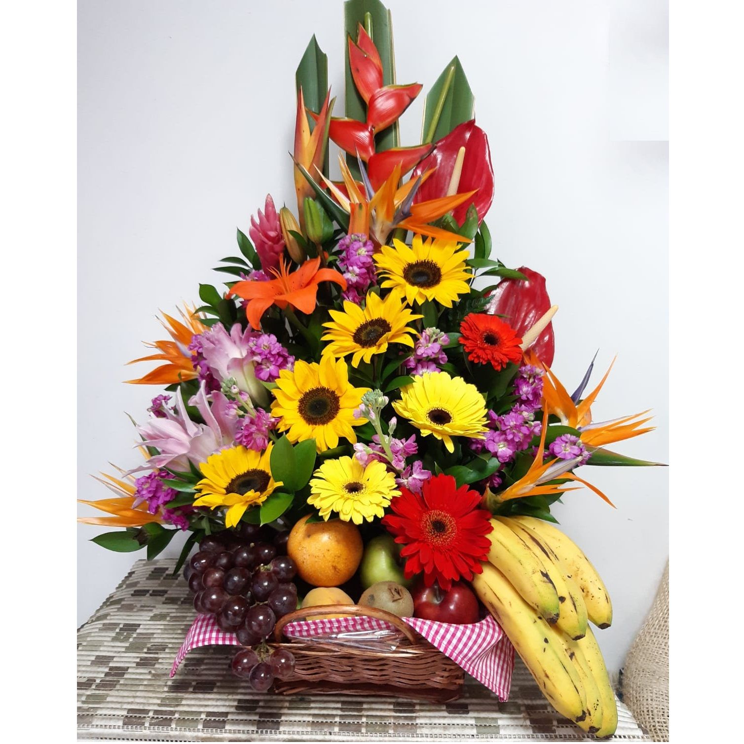 Arreglo de flores exóticas con frutas - Flores Yafra