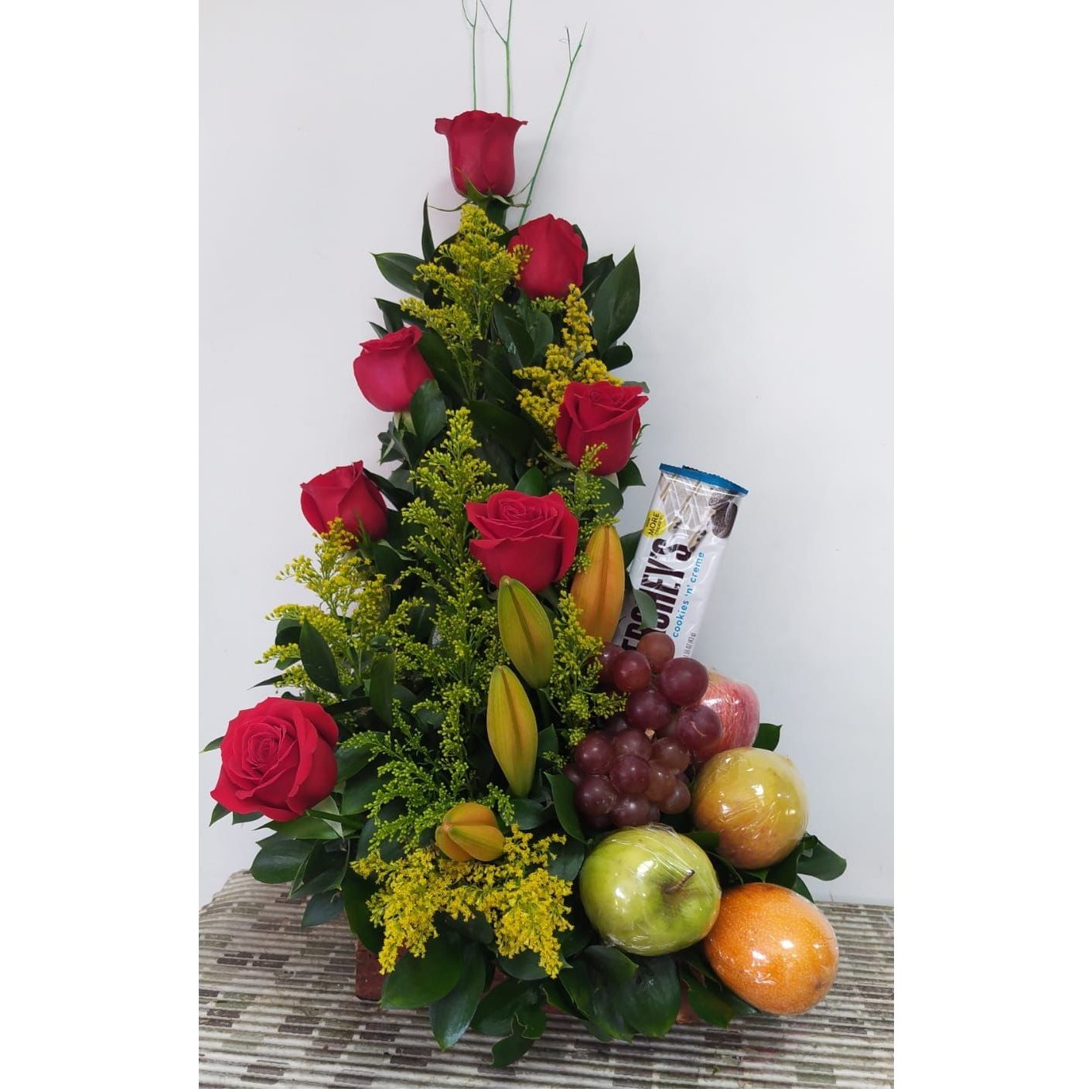 Arreglo de rosas, frutas y chocolate - Flores Yafra