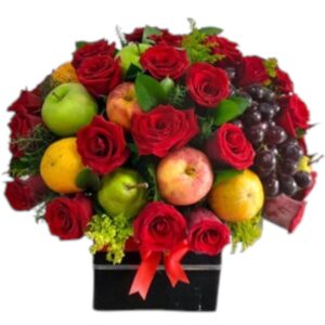 Arreglo redondo de rosas y frutas
