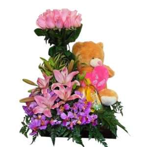 Atado de rosas y flores surtidas con peluche