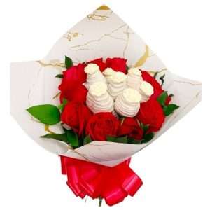 Atado de fresas y rosas