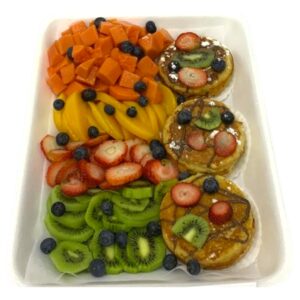 Desayuno con frutas y pancakes