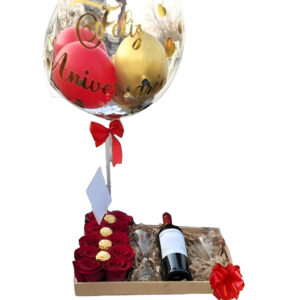 Rosas, vino, copa y ferrero