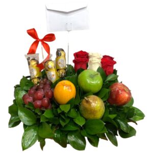 Frutero con rosas y chocolates