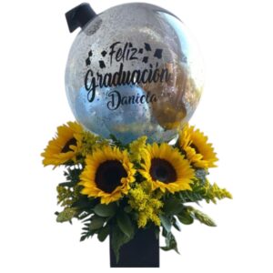 Arreglo de girasoles y globo burbuja de grado
