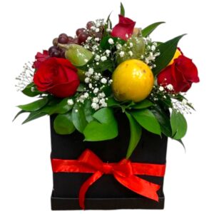 Caja con frutas y rosas