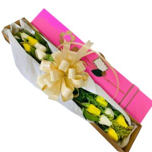 Caja de rosas blancas y amarillas